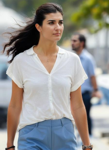 Tuba Büyüküstün -Lora
