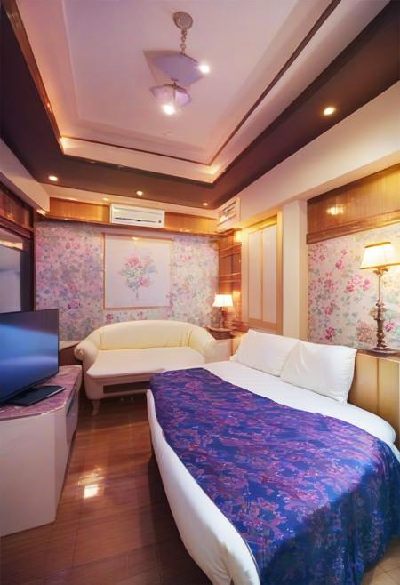 LOVEHOTEL F / PONY