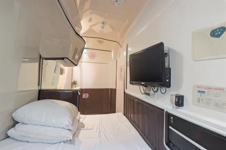 カプセルホテルの中 Inside the capsule hotel SD15