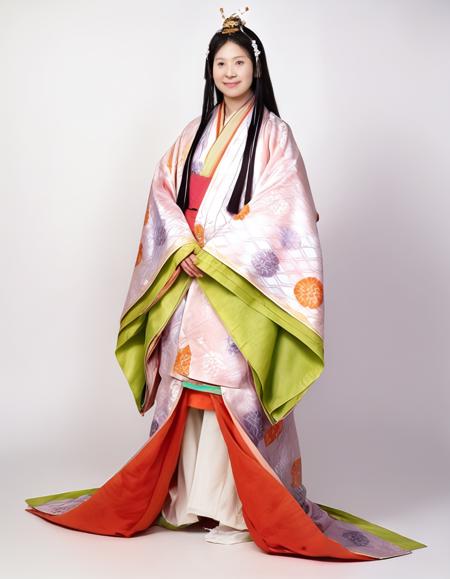 十二単衣(jūnihitoe'twelve layers')