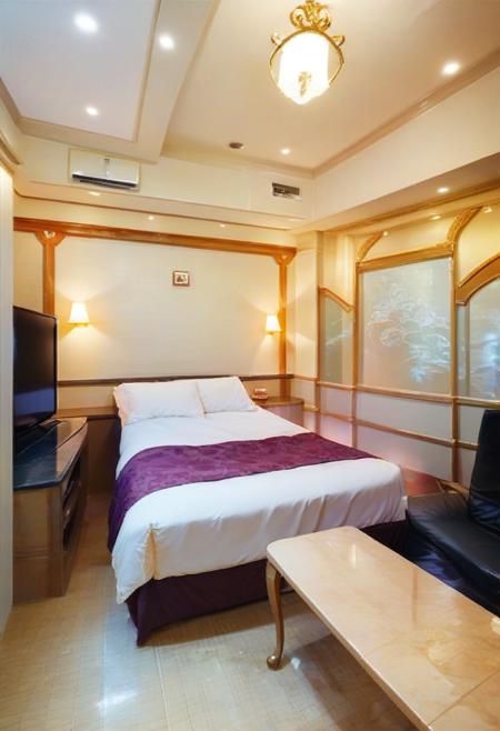 LOVEHOTEL F / PONY