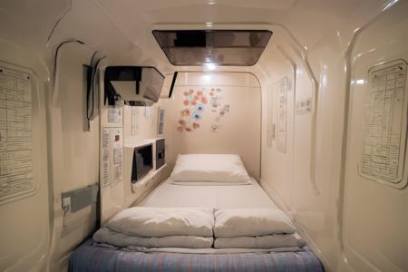 カプセルホテルの中 Inside the capsule hotel SD15