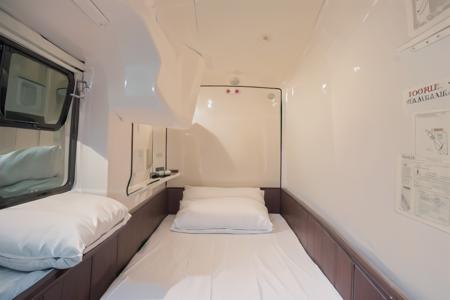 カプセルホテルの中 Inside the capsule hotel SD15