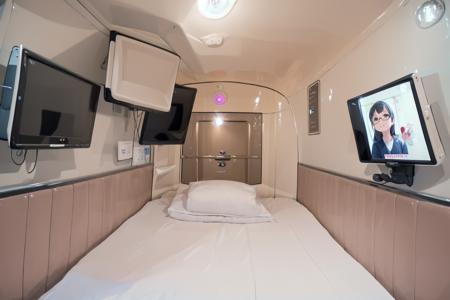 カプセルホテルの中 Inside the capsule hotel SD15