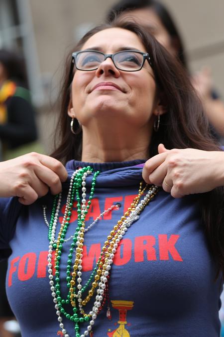 Public Flashing - Mardi Gras Shirt Lift Pose for FLUX版本V1 (ID: 803354)