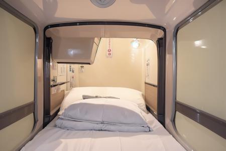 カプセルホテルの中 Inside the capsule hotel SD15