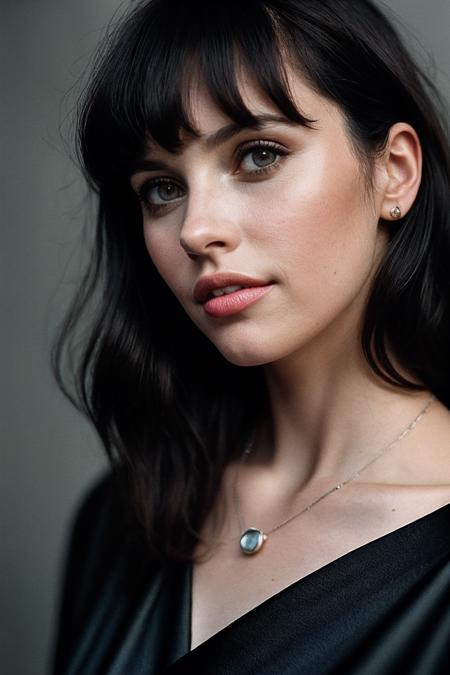 Felicity Jones SoloTI