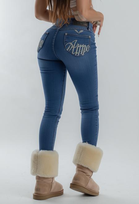 Apple Bottom Jeans and the Boots with the Furrrrrrrr | Flux + Pony版本FLUX v1.0 (ID: 1239959)